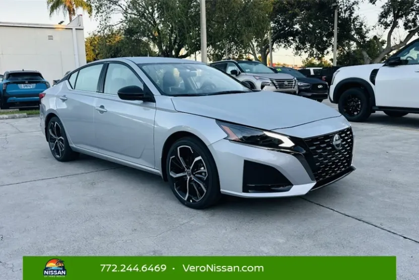 2025 Nissan Altima SR photo 1