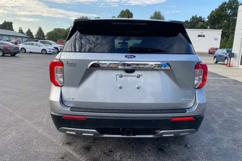 2023 Ford Explorer XLT photo 1