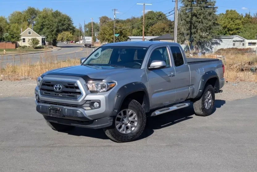 2017 Toyota Tacoma SR5 V6 photo 1