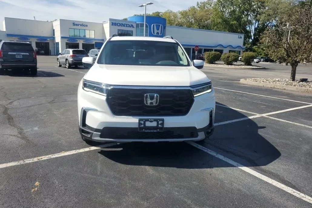 2025 Honda Pilot Touring photo 1