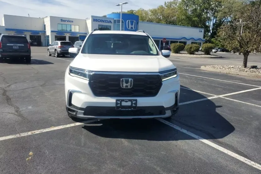 2025 Honda Pilot Touring photo 1