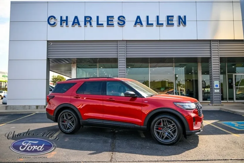 2025 Ford Explorer ST-Line photo 1