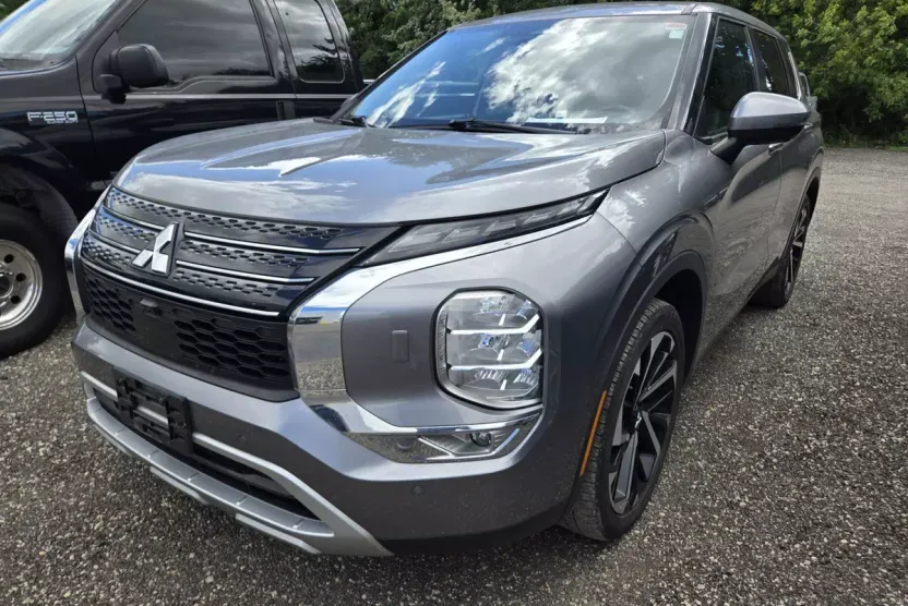 2022 Mitsubishi Outlander SE photo 1