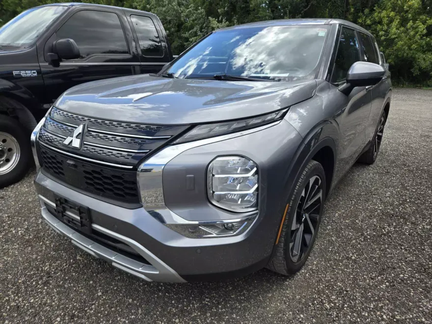 2022 Mitsubishi Outlander SE photo 1