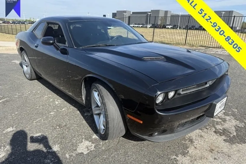 2017 Dodge Challenger SXT photo 1