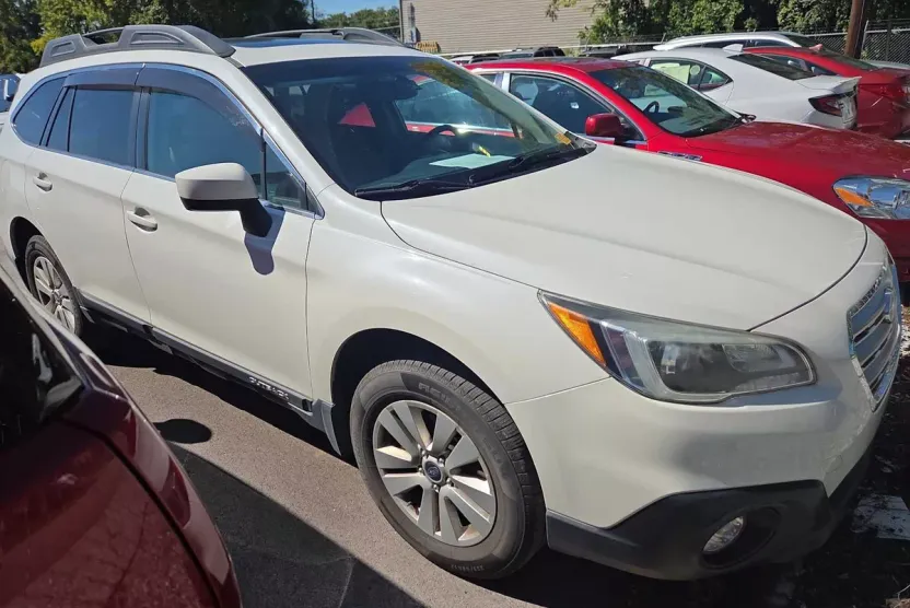 2015 Subaru Outback 2.5i Premium photo 1