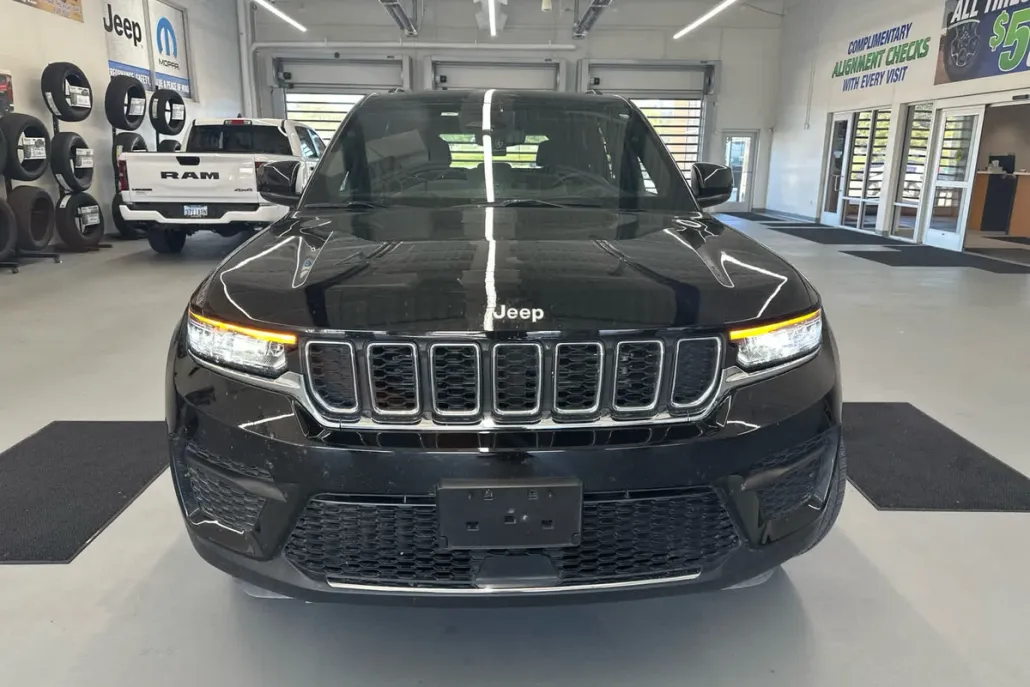 2024 Jeep Grand Cherokee Laredo photo 1