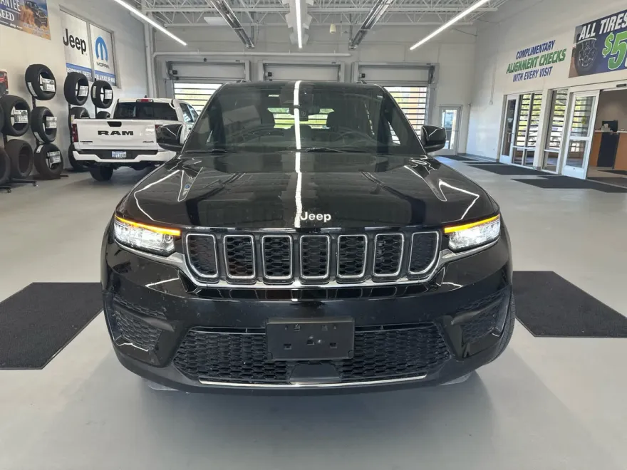 2024 Jeep Grand Cherokee Laredo photo 1