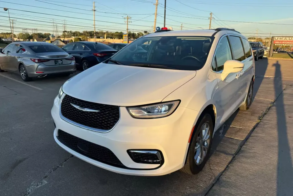 2022 Chrysler Pacifica Touring L photo 1