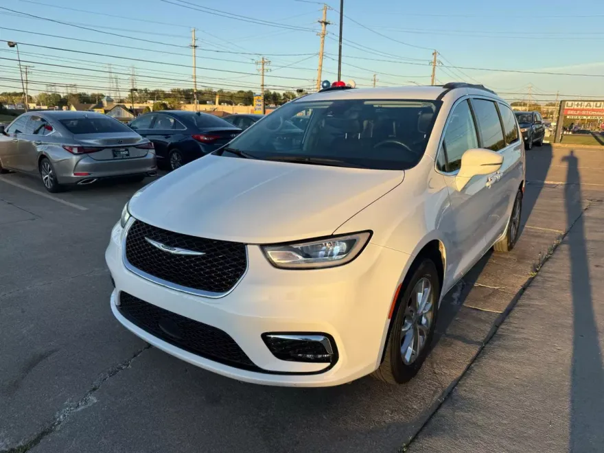 2022 Chrysler Pacifica Touring L photo 1
