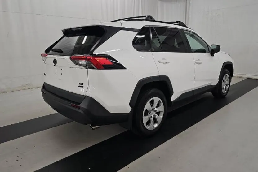 2021 Toyota RAV4 LE photo 1