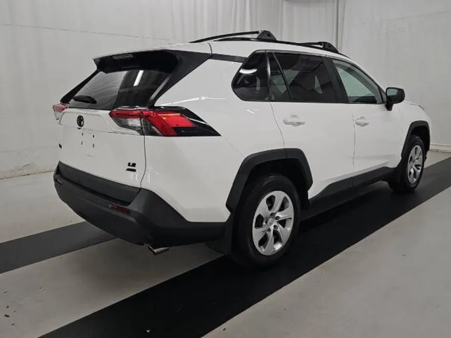 2021 Toyota RAV4 LE photo 1