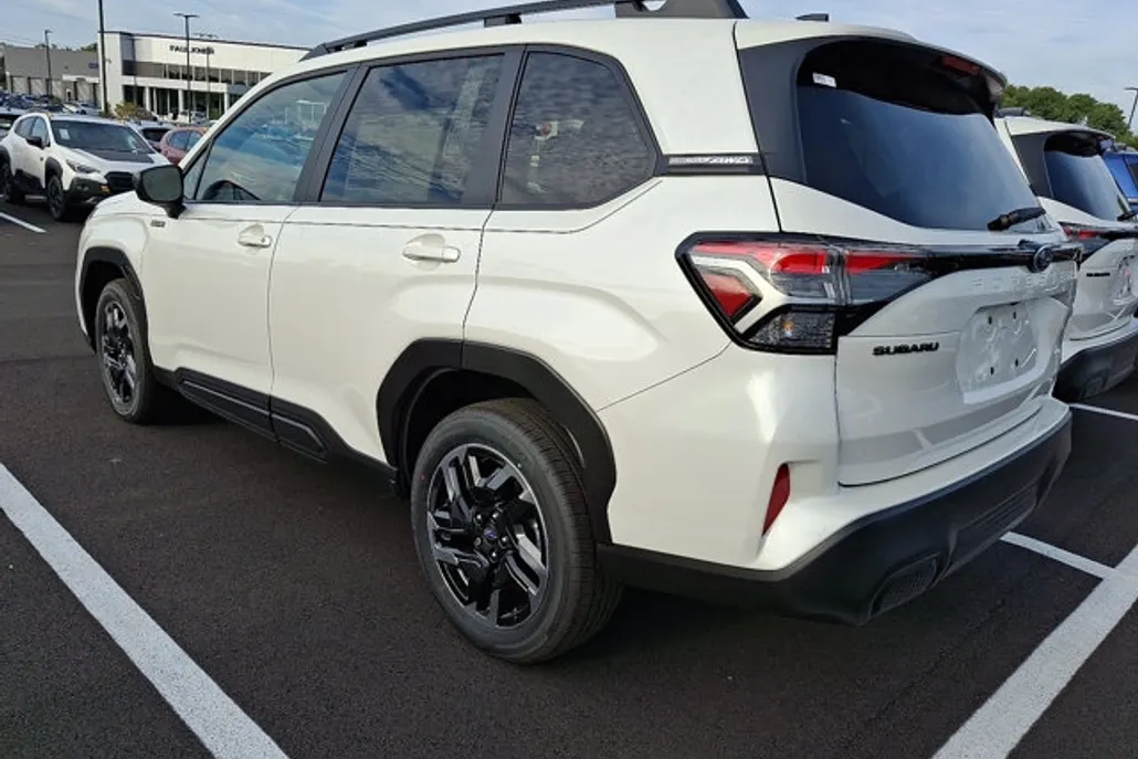 2025 Subaru Forester Premium photo 1