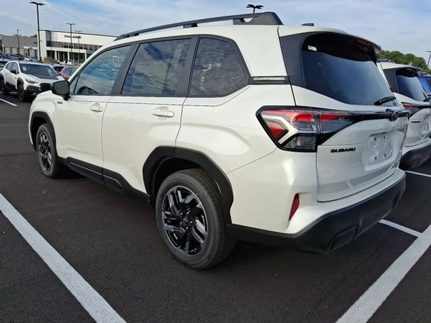 2025 Subaru Forester Premium photo 1