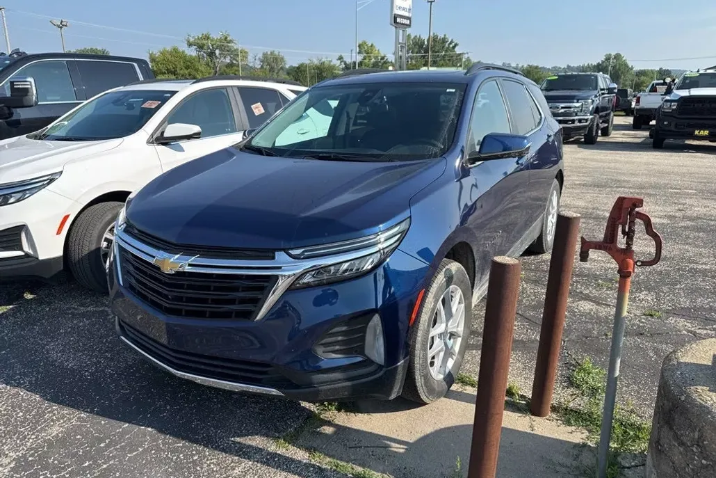 2022 Chevrolet Equinox LT photo 1