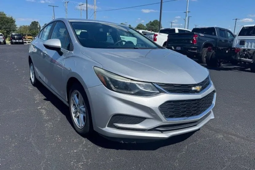 2017 Chevrolet Cruze LT photo 1