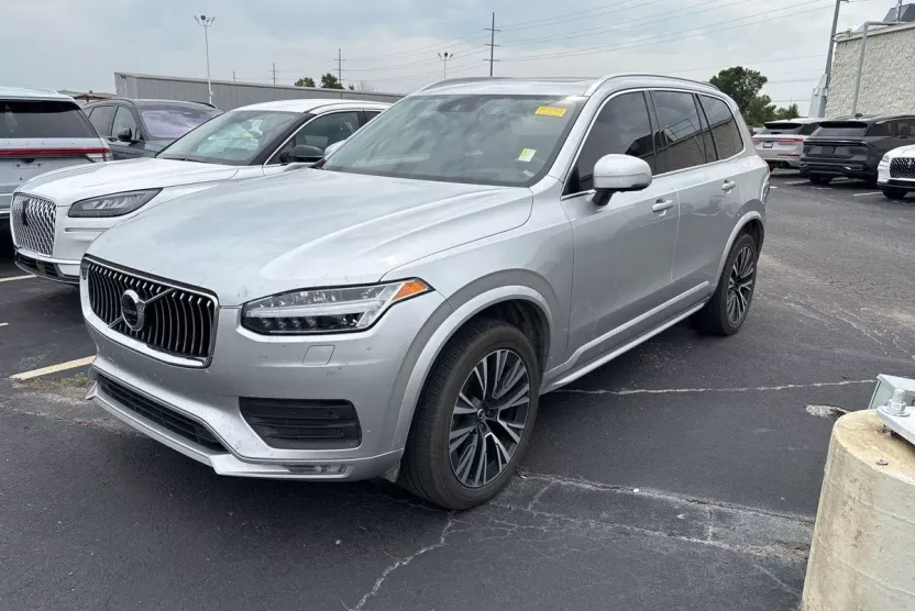 2022 Volvo XC90 T5 Momentum photo 1