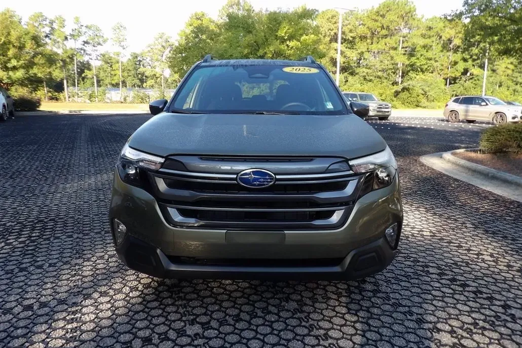 2025 Subaru Forester Premium Base photo 1