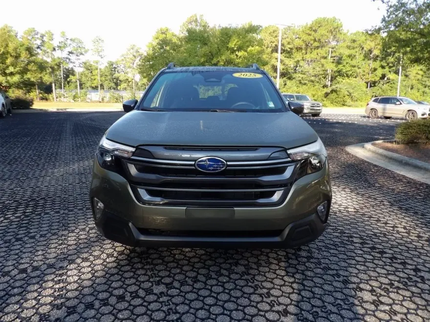 2025 Subaru Forester Premium Base photo 1