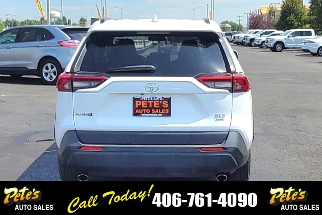 2021 Toyota RAV4 XLE photo 1