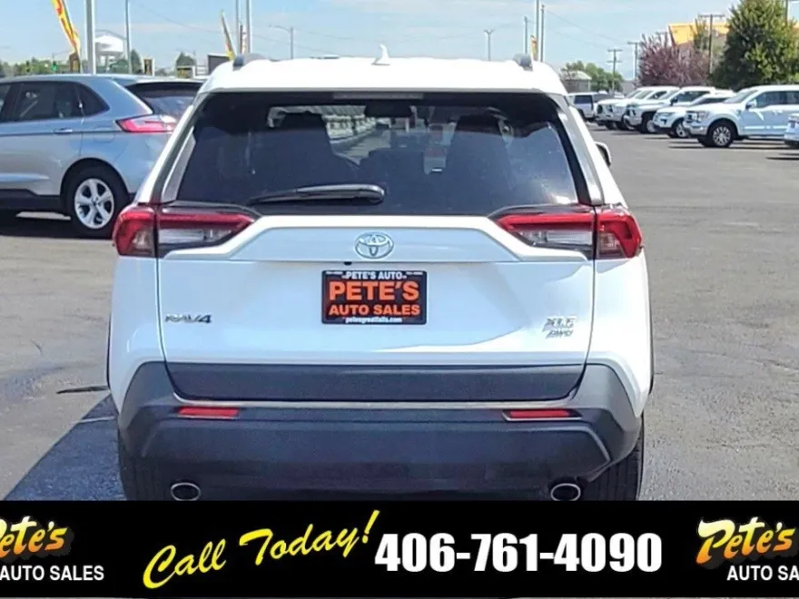 2021 Toyota RAV4 XLE photo 1