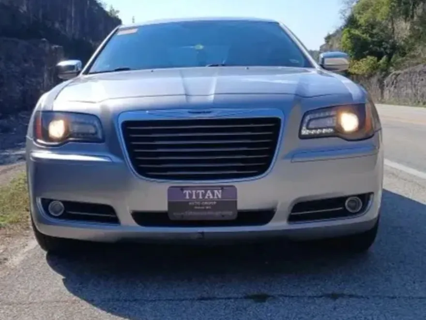 2014 Chrysler 300 photo 1
