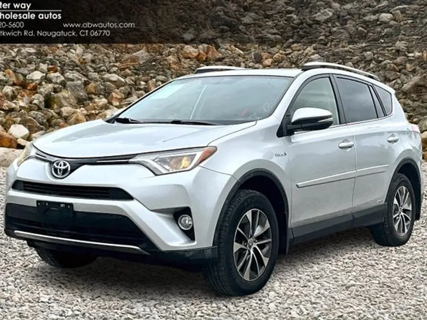 2016 Toyota RAV4 Hybrid XLE photo 1