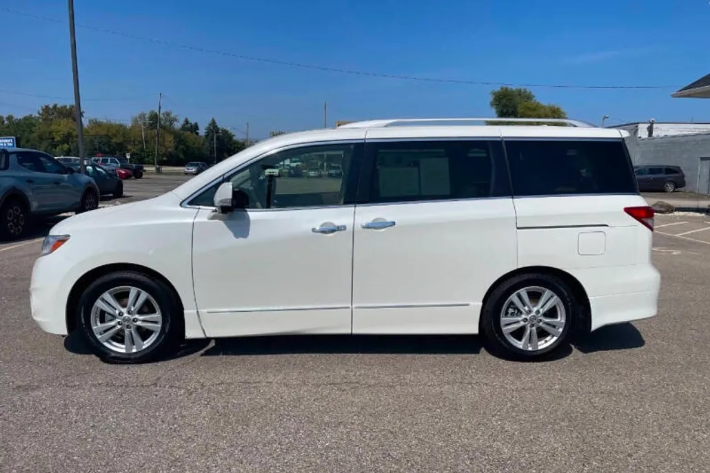 2014 Nissan Quest LE photo 1