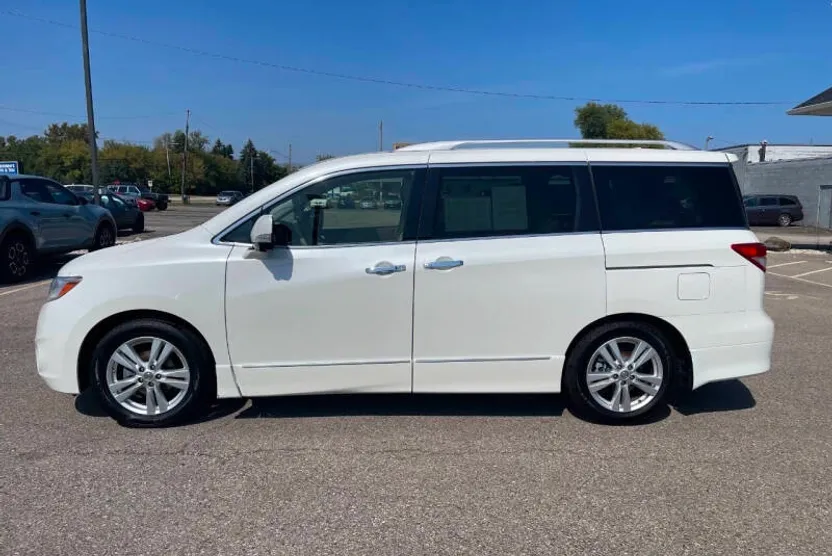 2014 Nissan Quest LE photo 1