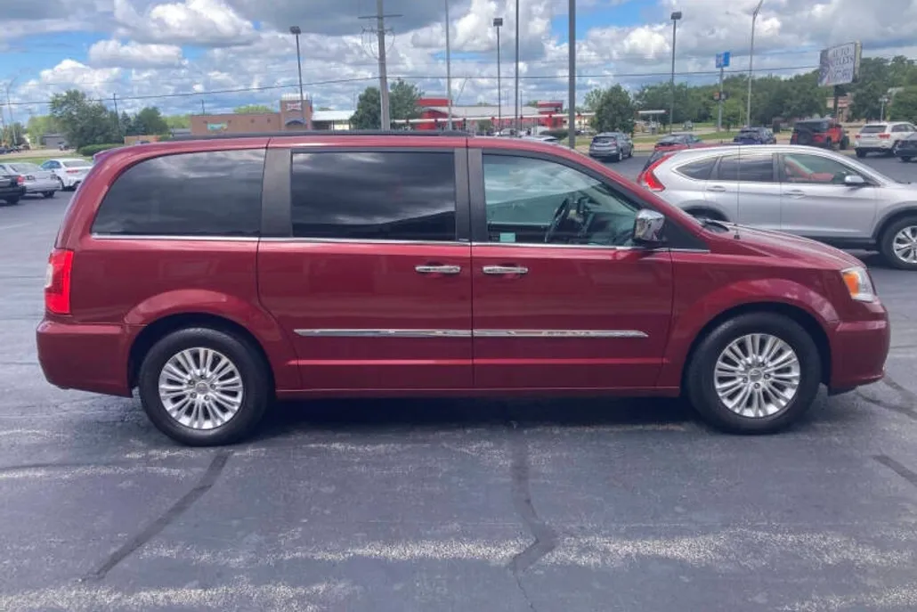 2013 Chrysler Town & Country photo 1