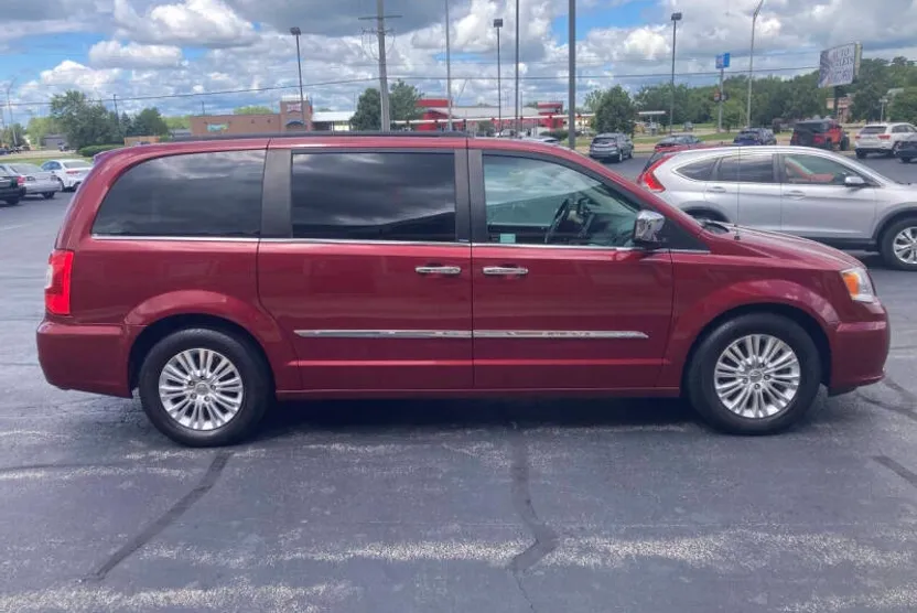 2013 Chrysler Town & Country photo 1