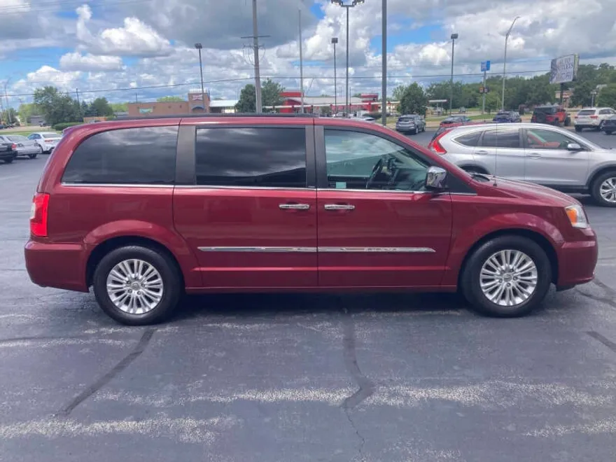 2013 Chrysler Town & Country photo 1
