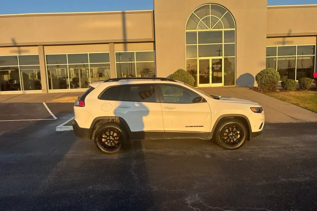 2023 Jeep Cherokee Altitude Lux photo 1