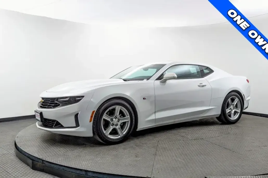 2023 Chevrolet Camaro 1LT photo 1