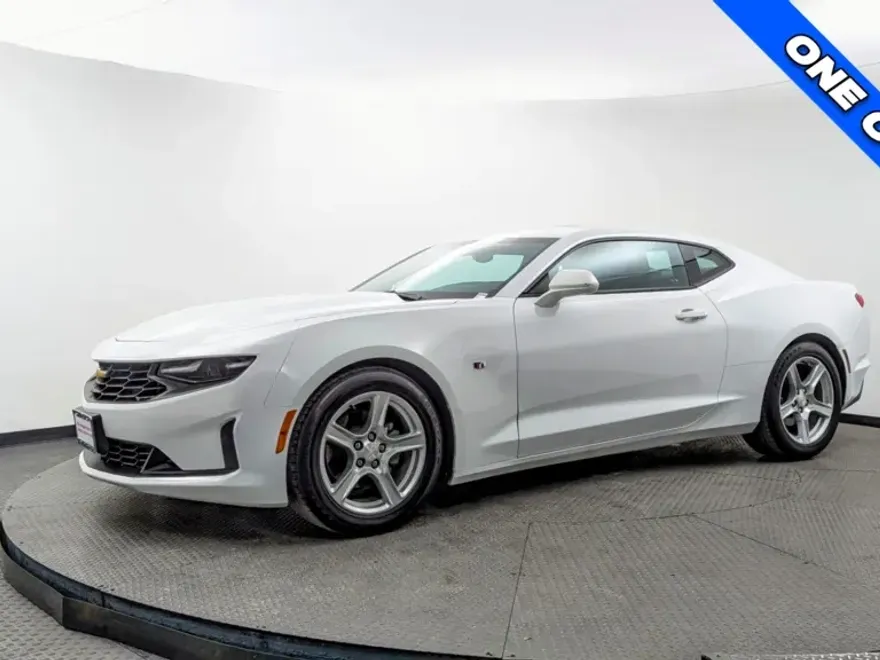 2023 Chevrolet Camaro 1LT photo 1