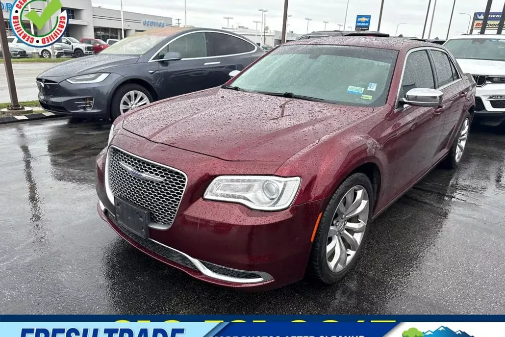 2020 Chrysler 300 Touring photo 1