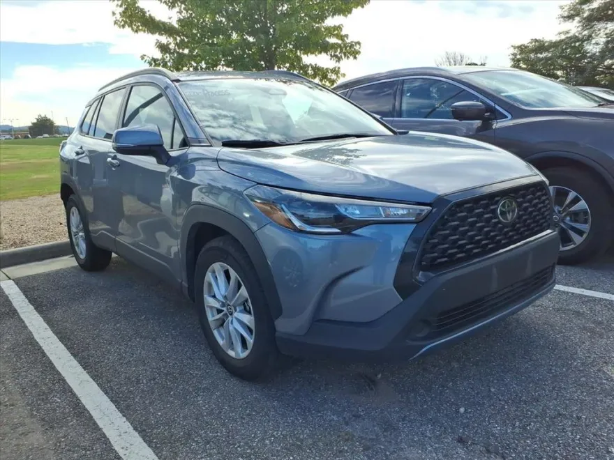 2024 Toyota Corolla Cross LE photo 1