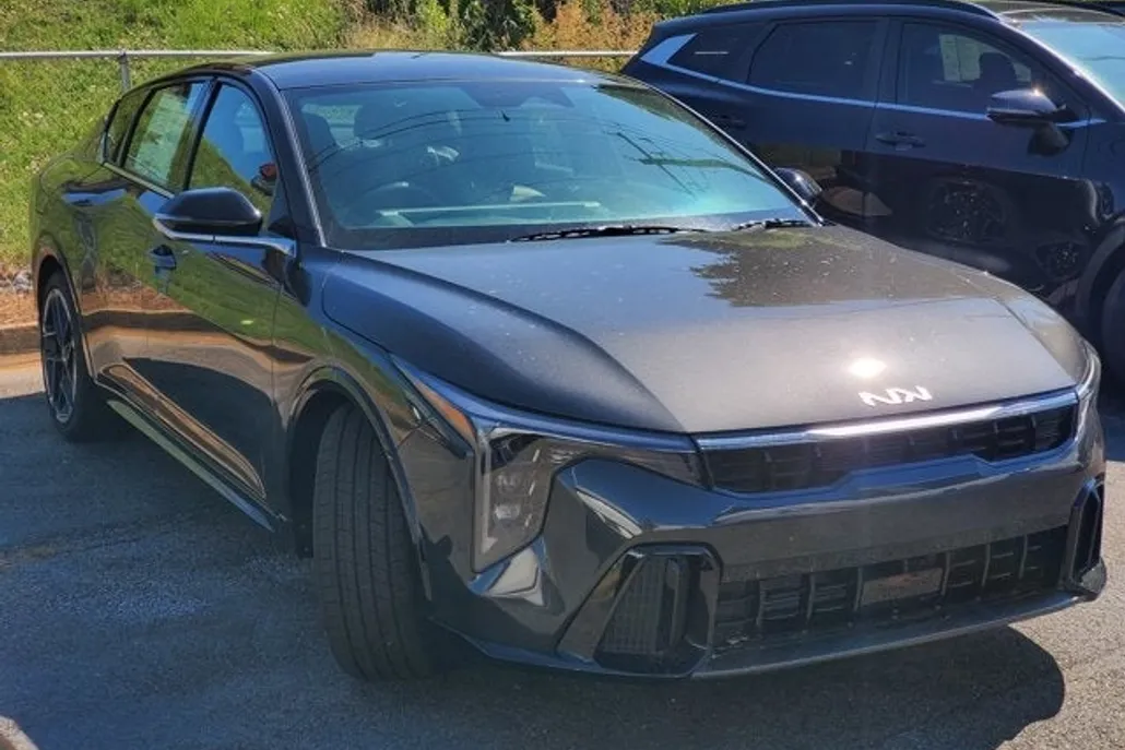 2025 Kia K4 GT-Line photo 1