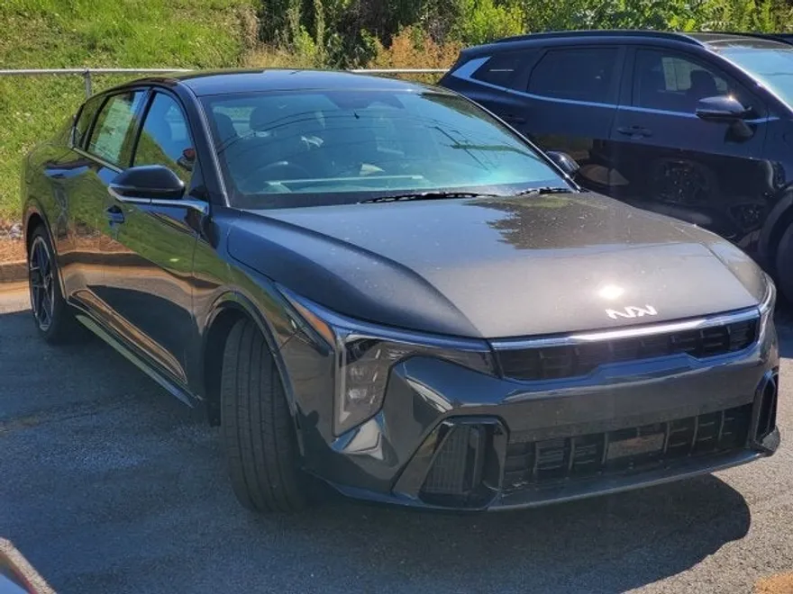 2025 Kia K4 GT-Line photo 1