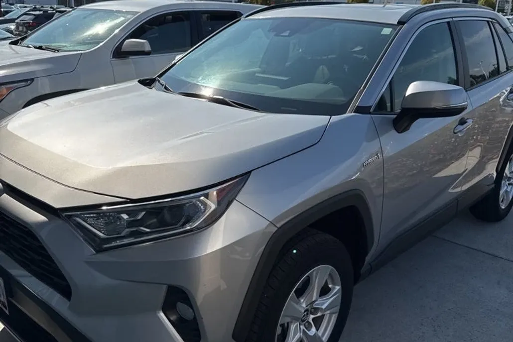 2020 Toyota RAV4 Hybrid XLE photo 1