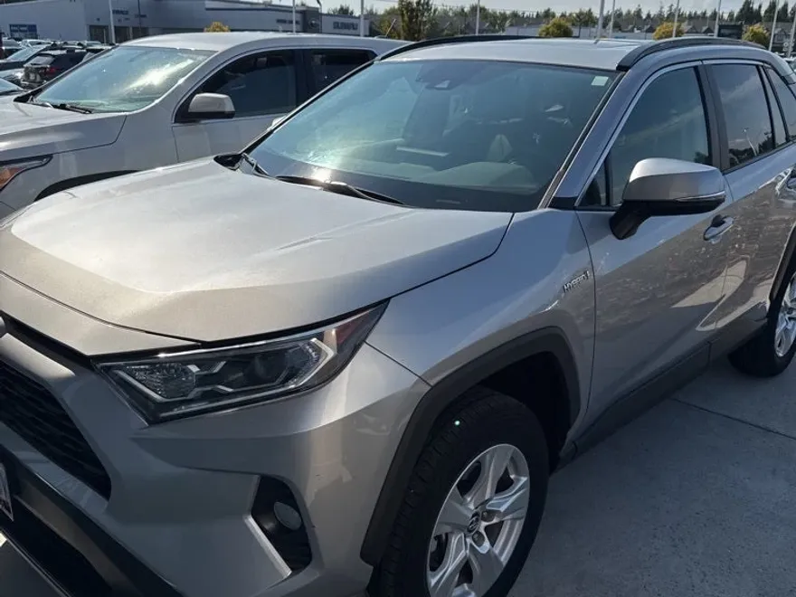 2020 Toyota RAV4 Hybrid XLE photo 1