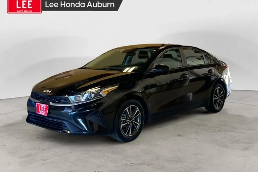 2023 Kia Forte LXS photo 1