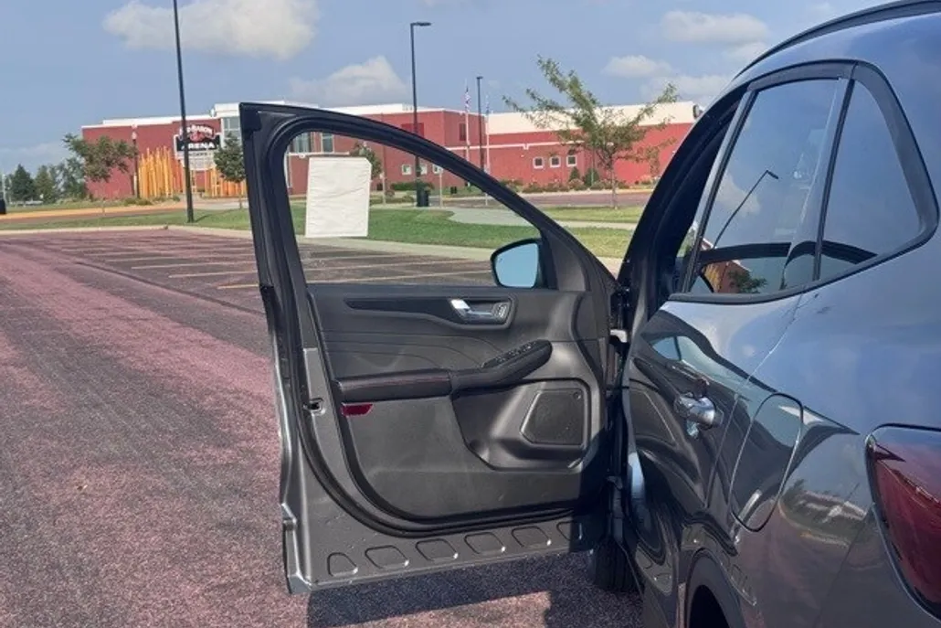 2025 Ford Escape ST-Line photo 1
