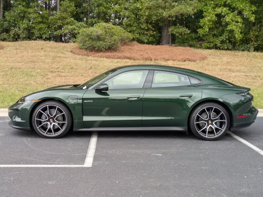 2025 Porsche Taycan photo 1