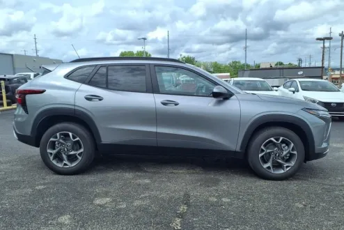 2025 Chevrolet Trax LT photo 2