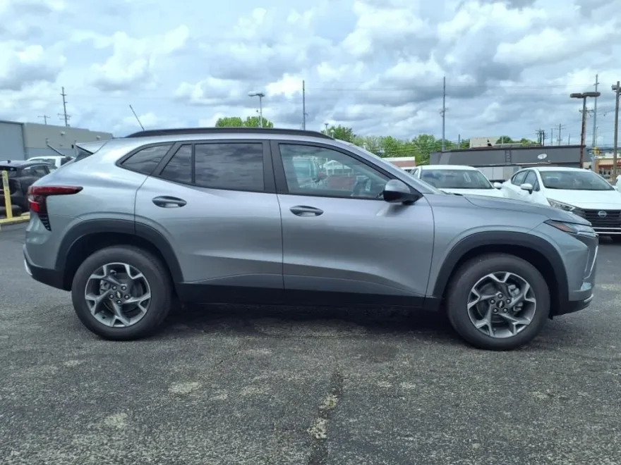 2025 Chevrolet Trax LT photo 2