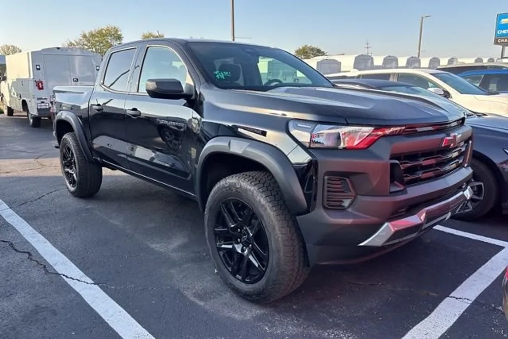 2024 Chevrolet Colorado Trail Boss photo 1