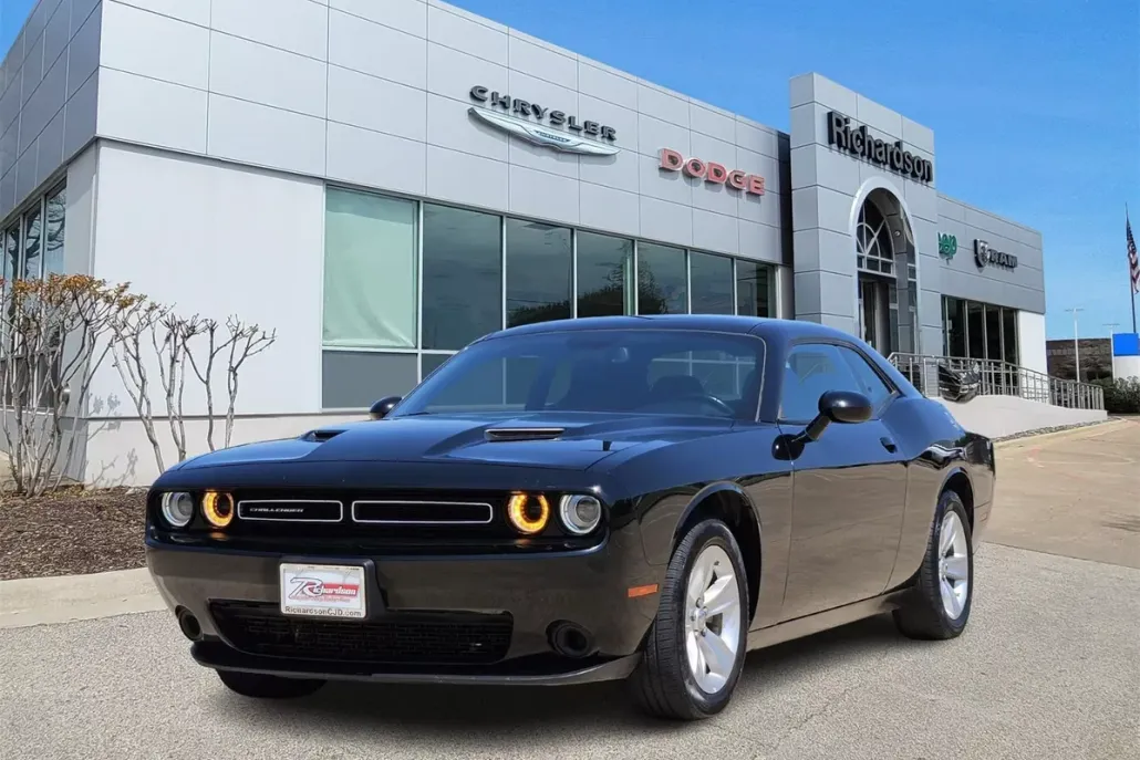 2023 Dodge Challenger SXT photo 1