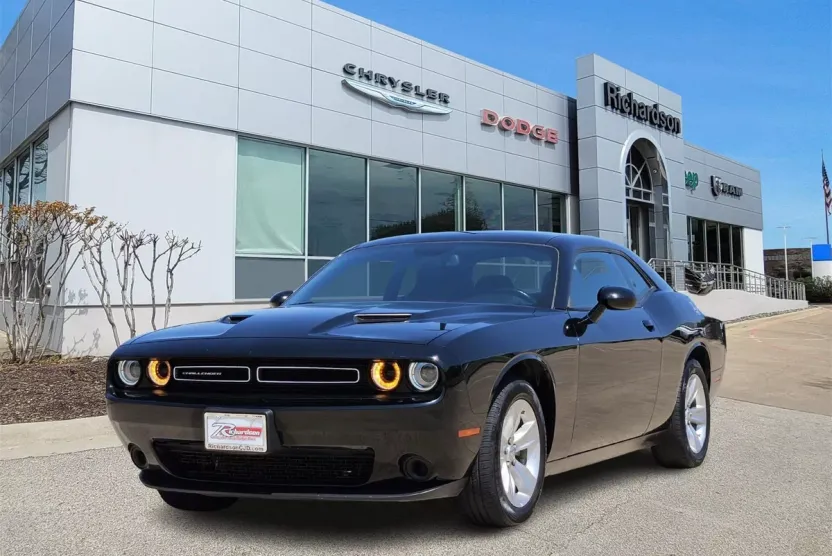2023 Dodge Challenger SXT photo 1