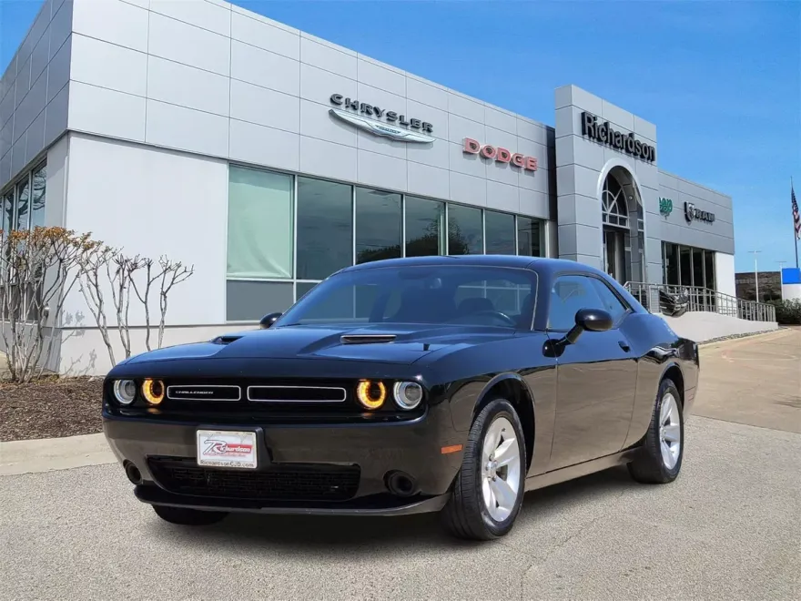 2023 Dodge Challenger SXT photo 1